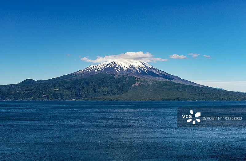 奥索尔诺火山和 Llanquihue 湖图片素材