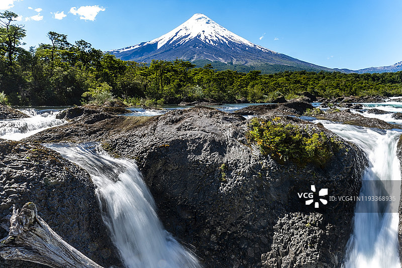 奥索尔诺火山和石油区瀑布图片素材