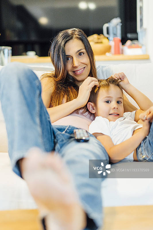 母亲和孩子们坐在扶手椅上图片素材