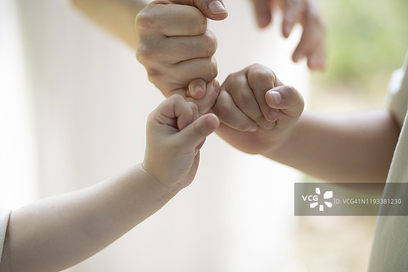 户外家庭拉钩约定图片素材