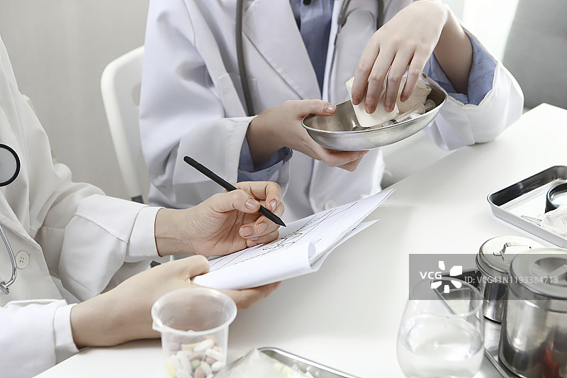医生讨论治疗方案图片素材