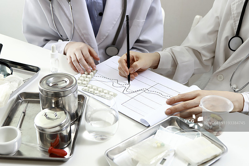 医生讨论医疗图表图片素材