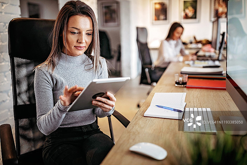 商务女性使用平板电脑工作图片素材