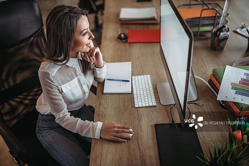 使用电脑工作的商务女性图片素材