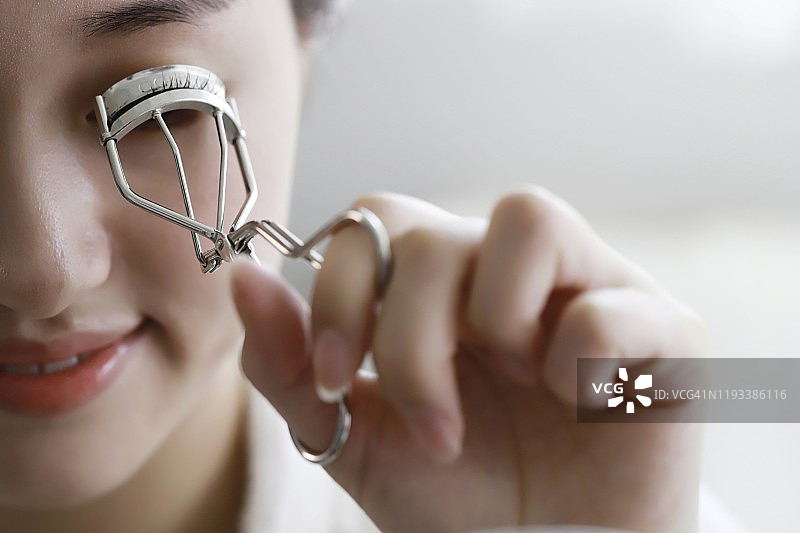 女子使用睫毛夹图片素材