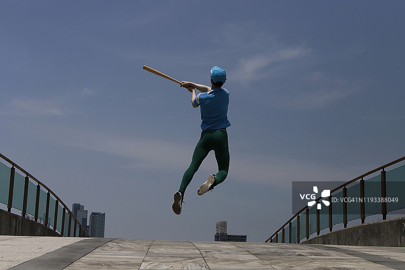 年轻男子挥舞棒球棒图片素材