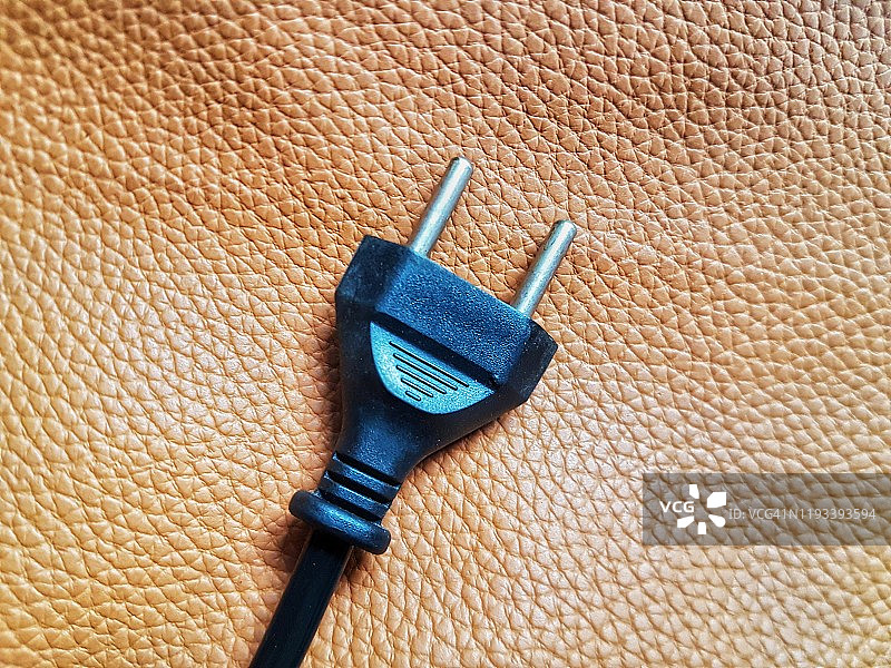 皮革背景上的插头特写图片素材