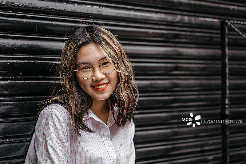 戴眼镜的亚洲女大学生肖像图片素材