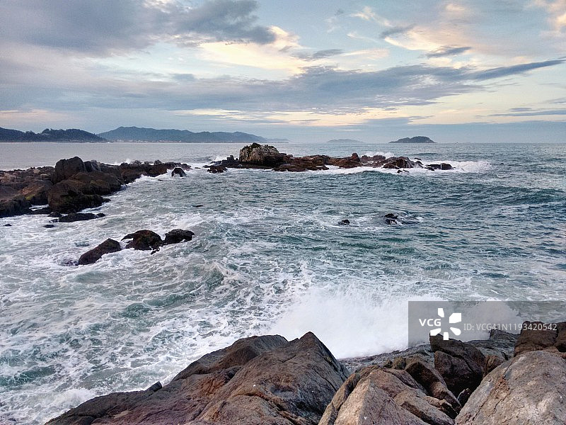 巴西圣卡塔琳娜州弗洛里亚诺波利斯市马塔代罗海滩的风暴潮图片素材