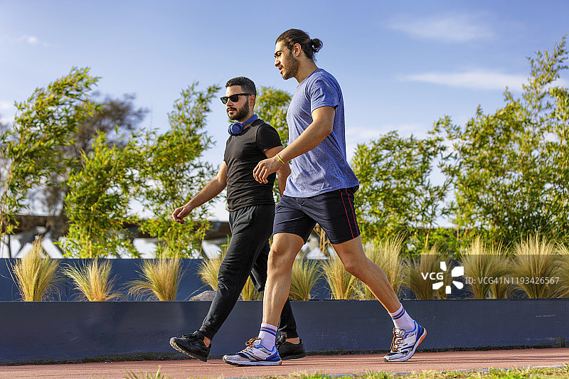 朋友在公园里散步图片素材