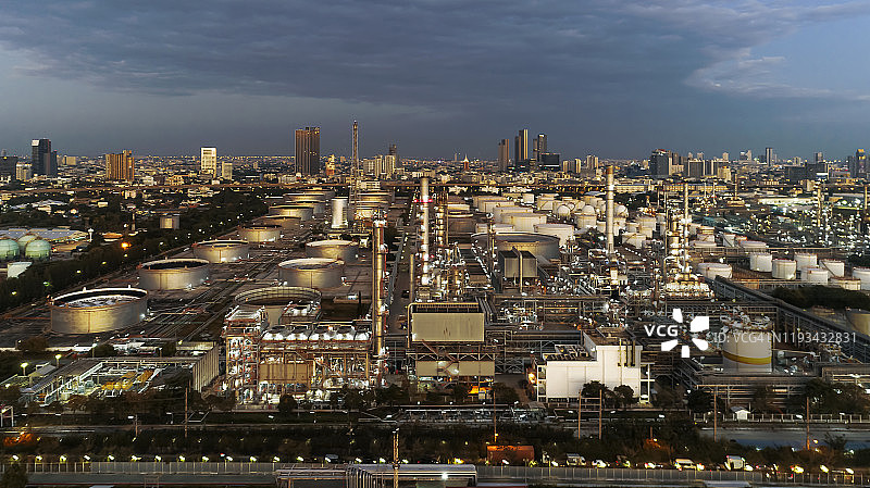泰国夜间炼油厂油罐鸟瞰图图片素材
