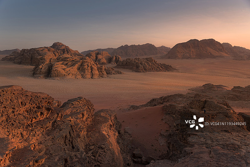 约旦瓦迪拉姆沙漠的红色沙子图片素材