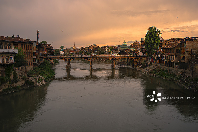 印度克什米尔邦首府斯利那加老城的美丽河流图片素材