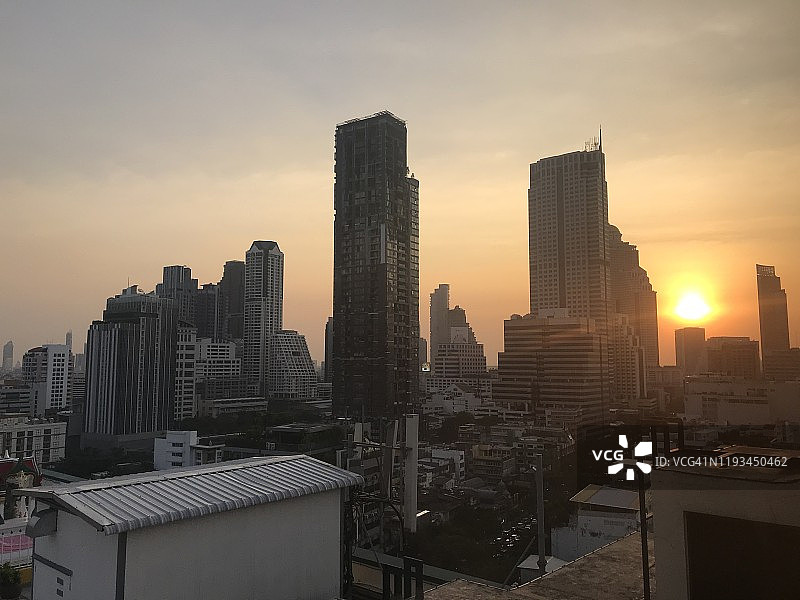 曼谷是隆区摩天大楼间的日落图片素材