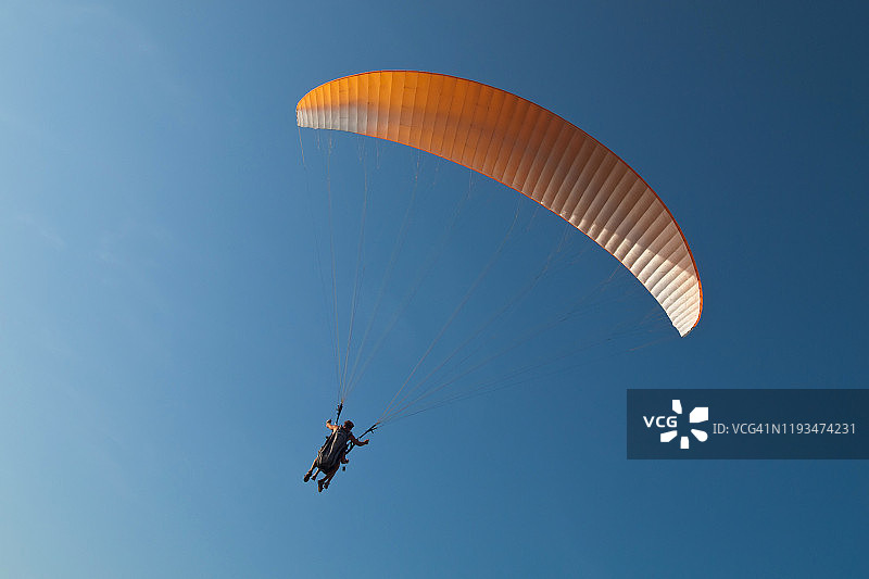 果阿的滑翔伞飞行图片素材