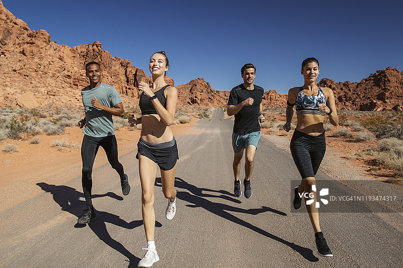 朋友间的公路赛跑图片素材