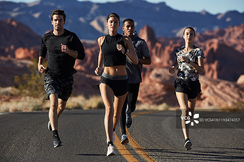 朋友间的公路赛跑图片素材