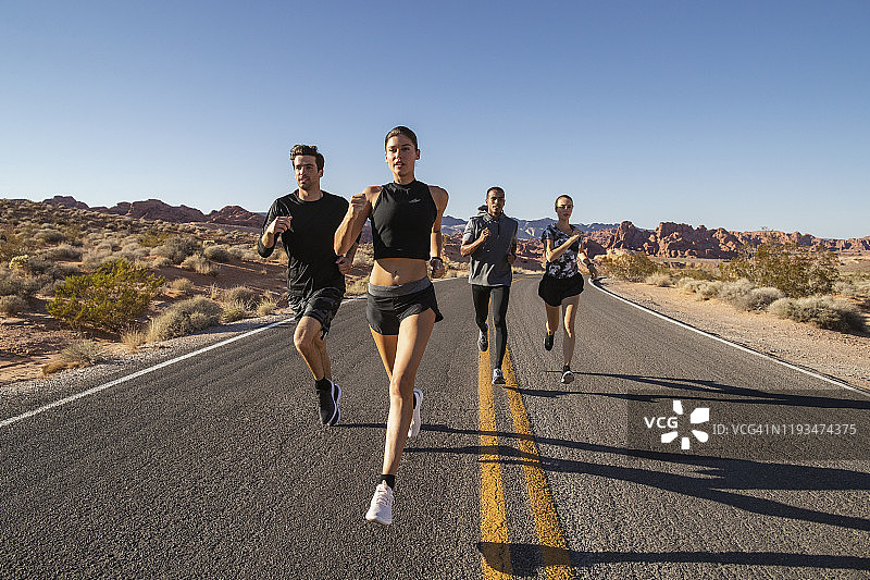 朋友间的公路赛跑图片素材