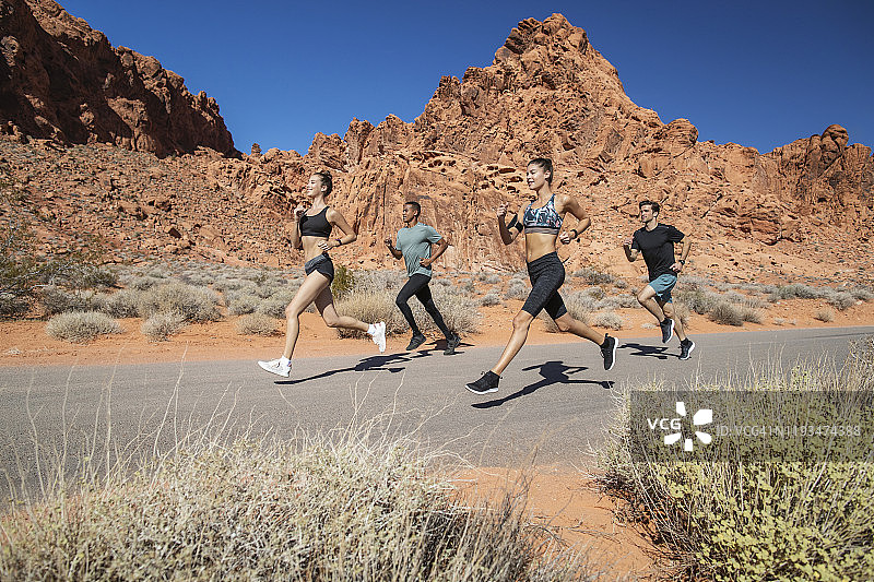 朋友间的公路赛跑图片素材