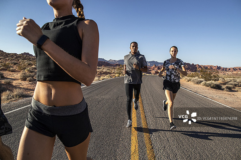 朋友间的公路赛跑图片素材