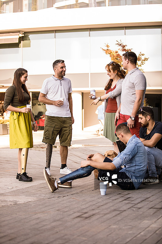 一群装有假肢的朋友的侧视图图片素材