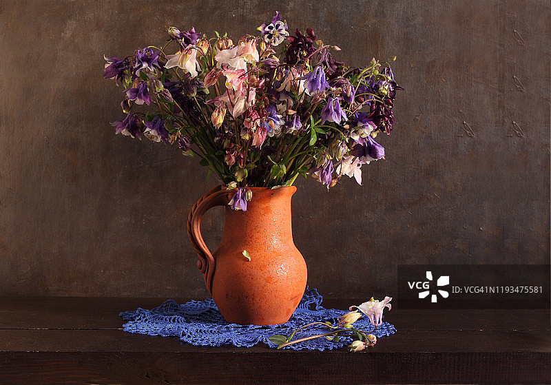 水罐中的耧斗菜图片素材