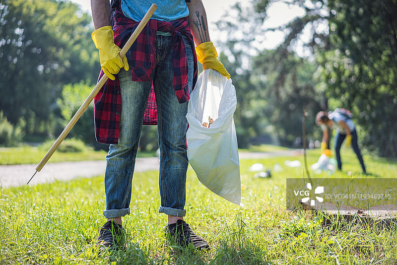 志愿者清理当地公园的塑料垃圾图片素材