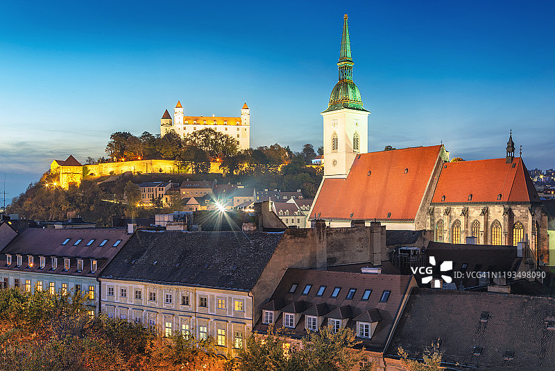 布拉迪斯拉发市中心的地标建筑照明图片素材