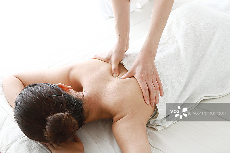 女子接受背部按摩图片素材