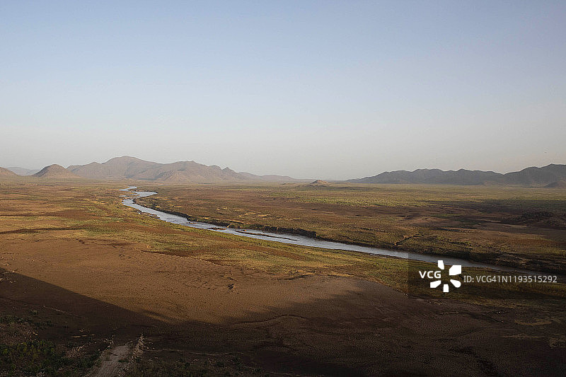蓝色尼罗河与群山图片素材