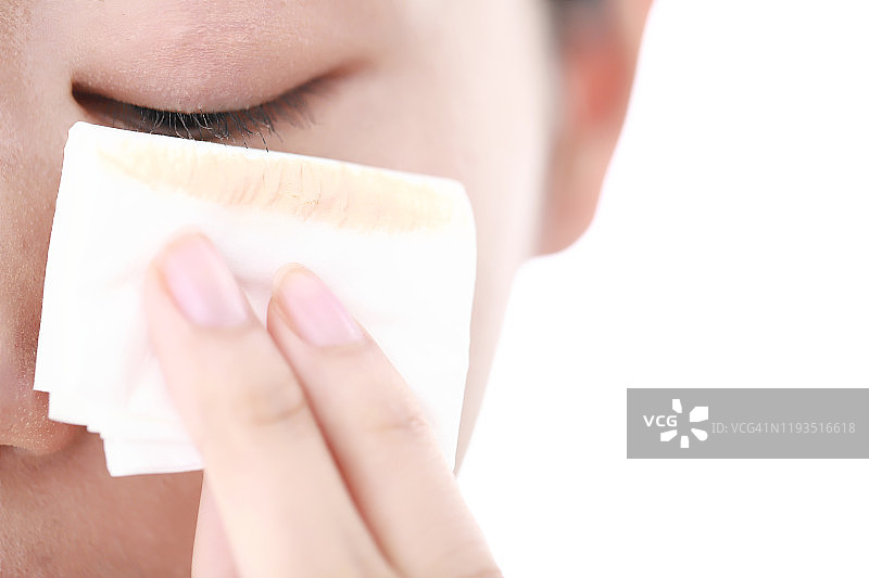 年轻女人用化妆棉卸妆图片素材