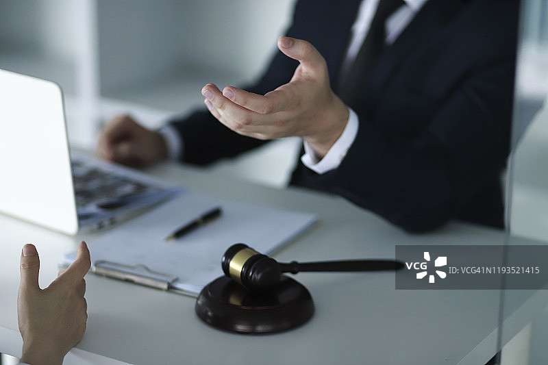 律师与客户讨论时做手势图片素材