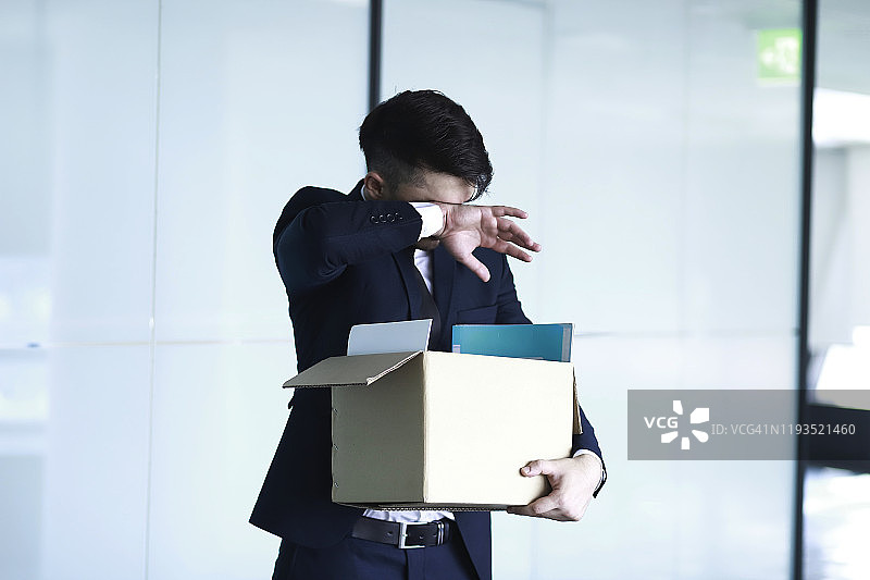 被解雇的商人抱着他的物品箱图片素材