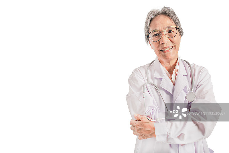 戴眼镜和制服的资深女医生站在白色背景前的肖像图片素材