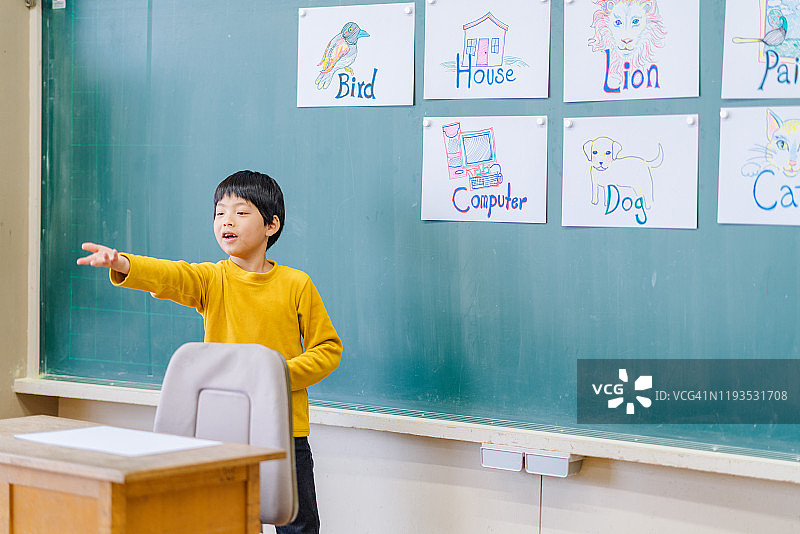 一群小学生在玩游戏时学习英语图片素材