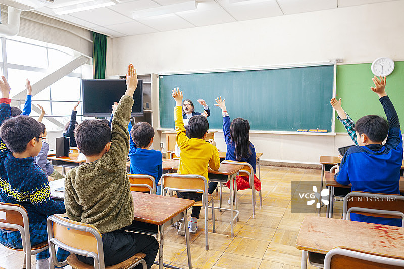 一群举手的学生背影图片素材