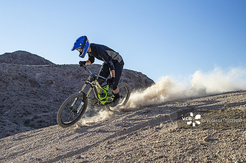 山地自行车速降图片素材