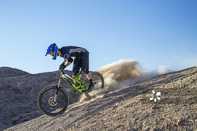 山地自行车速降图片素材