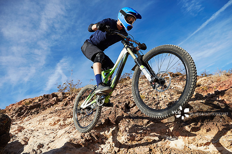 山地自行车速降图片素材