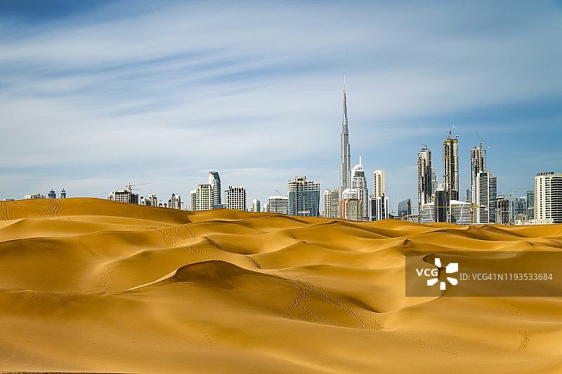 沿着沙漠眺望商业区图片素材