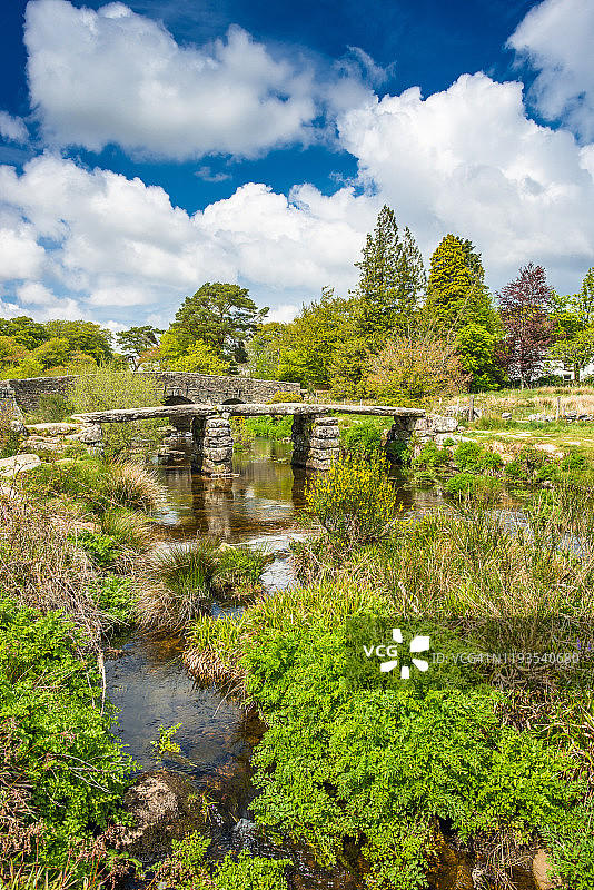 英国德文郡达特穆尔的东达特河上的中世纪拍板桥图片素材