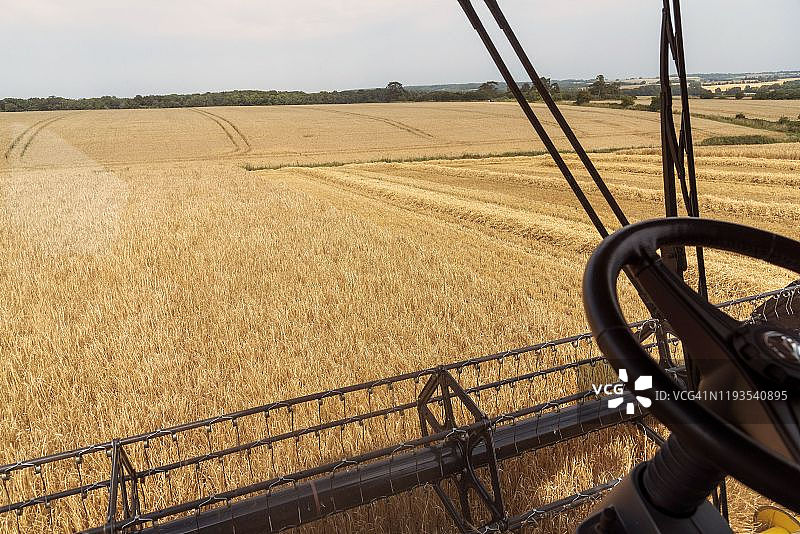 从驾驶室看英国联合收割机图片素材