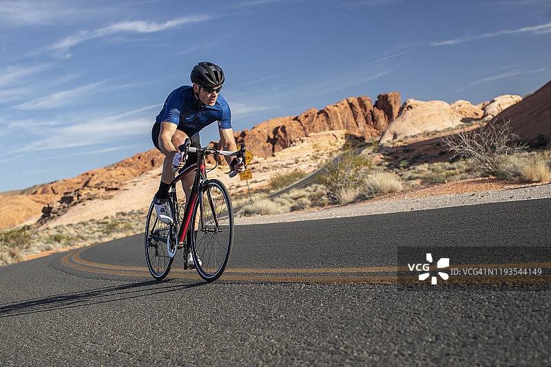 公路自行车骑行图片素材