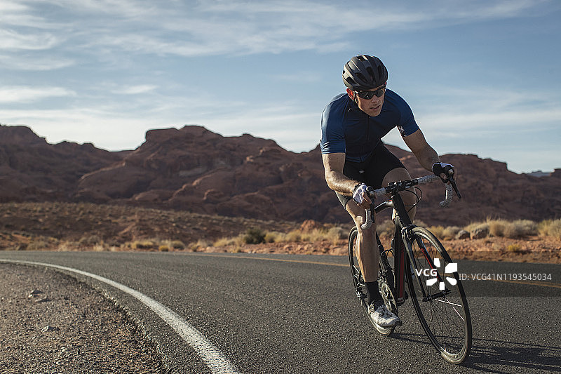 公路自行车骑行图片素材