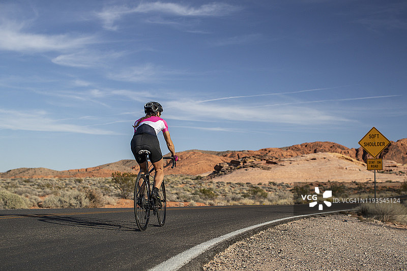 公路自行车骑行图片素材