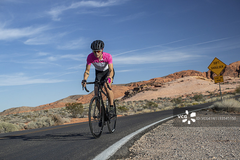 公路自行车骑行图片素材