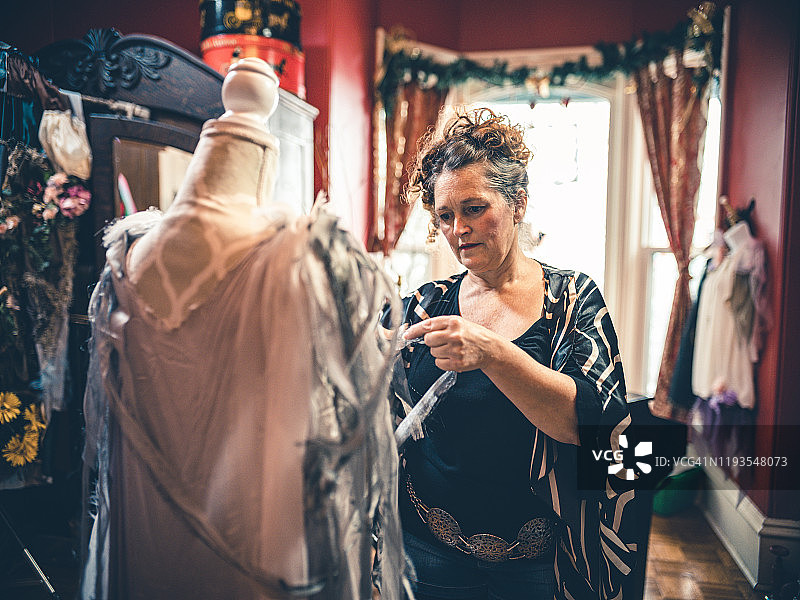 服装设计师工作照图片素材