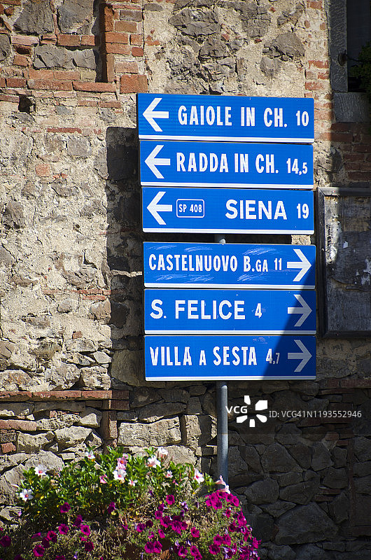 意大利的行驶方向标志图片素材