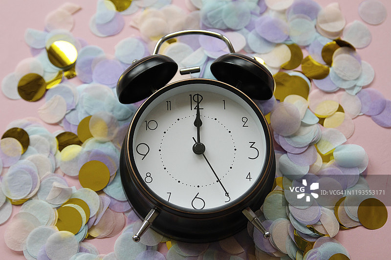 午夜12点的复古闹钟与纸屑，新年概念图片素材