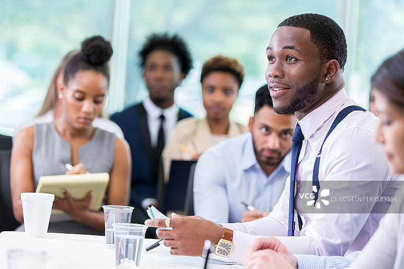 自信的商务人士参加会议图片素材